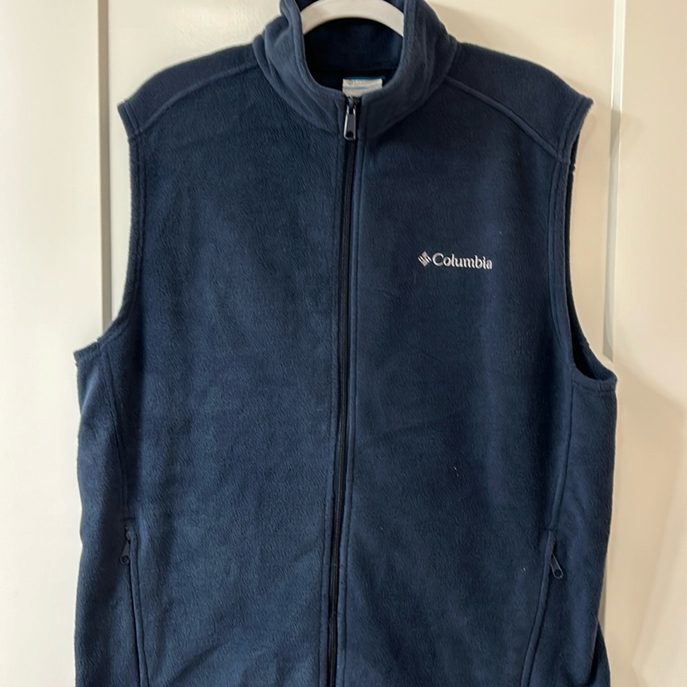 Men’s Columbia fleece sleeveless vest.